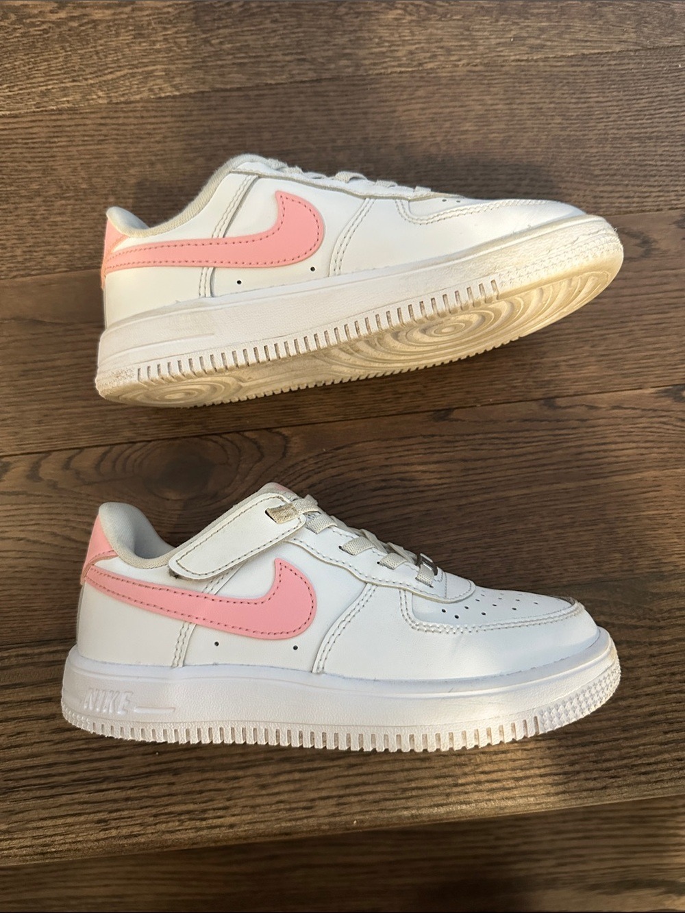 Nike Force 1 Low EasyOn Little Girls Sneaker with Velcro Closure - Picture 6 of 10